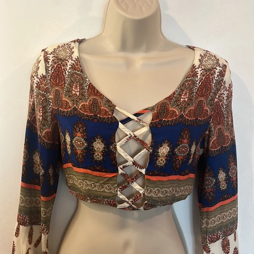 ONE WAY Boho Bell Sleeve Crop Top Criss Cross Front Design Detail - Picture 3 of 10
